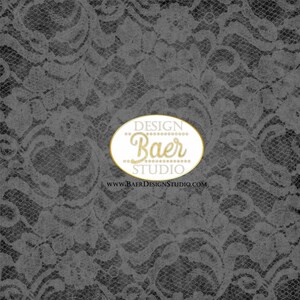 K&ouml;nnte beinhalten: Ein schwarzer und wei&szlig;er Hintergrund mit einem Spitzenmuster und einem goldenen ovalen Logo mit der Aufschrift "DESIGN Baer STUDIO" und der Website-Adresse "www.BAERDESIGNSTUDIO.com".