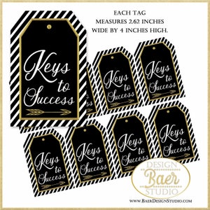 Puede incluir: Conjunto de 7 etiquetas de regalo a rayas blancas y negras con detalles dorados. Cada etiqueta presenta el texto "Keys to Success" con una flecha dorada. Cada etiqueta mide 2,62 pulgadas de ancho por 4 pulgadas de alto.