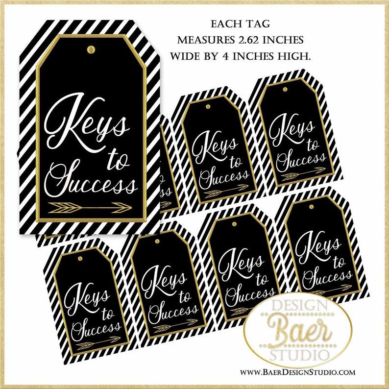 Puede incluir: Conjunto de 7 etiquetas de regalo a rayas blancas y negras con detalles dorados. Cada etiqueta presenta el texto "Keys to Success" con una flecha dorada. Cada etiqueta mide 2,62 pulgadas de ancho por 4 pulgadas de alto.