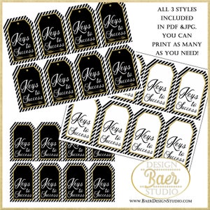 Puede incluir: Etiquetas de regalo imprimibles con fondo a rayas blanco y negro y detalles dorados. Las etiquetas presentan el texto "Keys to Success" en una fuente cursiva negra. Los 3 estilos est&aacute;n incluidos en formato PDF y JPG. &iexcl;Puedes imprimir tantas como necesites! Design Baer Studio.