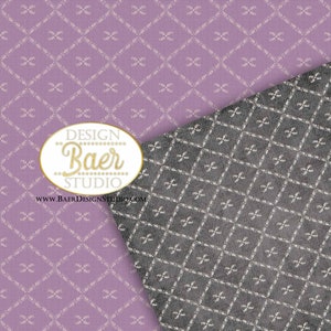 K&ouml;nnte beinhalten: Zwei digitale Papiermuster mit geometrischem Design. Das obere Muster ist helllila mit einem wei&szlig;en Design. Das untere Muster ist dunkelgrau mit einem wei&szlig;en Design. Der Text "DESIGN Baer STUDIO www.BAERDESIGNSTUDIO.COM" befindet sich in der Mitte des Bildes.