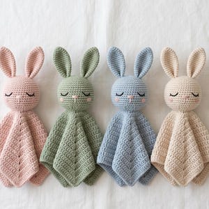 Patrón de ganchillo en PDF para peluche de bebé con forma de oso y conejito, términos estadounidenses y británicos.