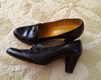 Vintage Designer Gucci Pumps Navy Size 37 (US Size 6 1/2)