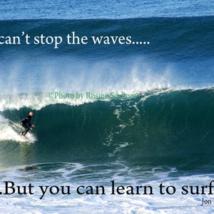 Inspirerend citaat van Jon Kabat-Zinn: "Je kunt de golven niet stoppen, maar je kunt leren surfen" kaart # A5206 surfer surfen surf oceaan