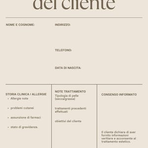 Puede incluir: Un formulario de información del cliente beige con encabezados y secciones para datos personales, historial médico y notas de tratamiento. El formulario incluye texto en italiano como "Scheda del cliente".