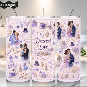 Puede incluir: Un juego de tres vasos de acero inoxidable con un diseño romántico. Los vasos presentan un fondo lila claro con ilustraciones de parejas, tazas de té y otros elementos románticos. El texto "My Dearest Love" también está presente.