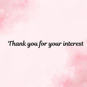Op de afbeelding: Een lichtroze achtergrond met een zachte aquareltextuur in de hoeken en de zwarte tekst Thank you for your interest gecentreerd in het midden van het kader. Het ontwerp bevat een verloop van lichtroze tinten over het gehele oppervlak.