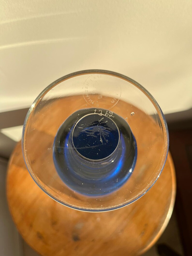 Op de afbeelding: Een heldere glazen vaas met een diepblauwe binnenkant. De vaas staat op een houten oppervlak. Het nummer "1269" is op de bodem van de vaas ge&euml;tst.