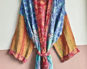 Kimono de seda con estampado floral – Chaqueta de estilo japonés vintage, ideal para festivales y vacaciones.