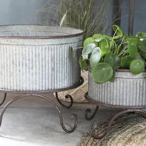 Maceta de zinc acanalada con base - Maceta de zinc tipo cuenco con soporte - Macetas para exteriores - Maceta redonda de metal - Maceta de jardín - 2 tamaños
