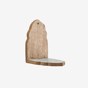 Peut inclure: Petite étagère en bois clair. Le dos est orné d'une arche décorative, et une petite étagère rectangulaire est présente. Un trou est percé en haut pour l'accrocher. Conçue pour ranger de petits objets.