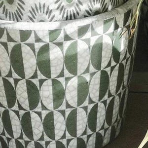 1 cache-pot hollandais, motif cercles verts et blancs, motif cercles géométriques blancs et verts, finition craquelée, cache-pot hollandais rustique