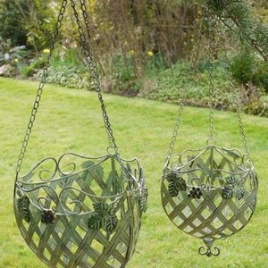 Bellissimi cestini da fiori sospesi - Set di 2 fioriere sospese in metallo verde con motivo a griglia - Vasi rustici da appendere - Fioriere da giardino per esterni