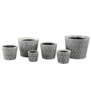 Può includere: Una collezione di sei vasi di ceramica di varie dimensioni. I vasi sono grigi con un motivo a rombi bianchi ripetuto. Gli interni sono grigio scuro o neri, su sfondo bianco.