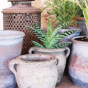 Puede incluir: Un letrero de madera rústica con la frase "Welcome to our home" en letras blancas. El letrero presenta un acabado envejecido y un diseño sencillo y acogedor, ideal para un porche o entrada.