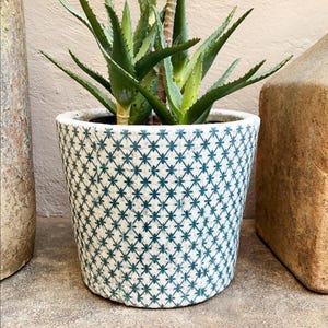 Grande vaso olandese - Vaso per piante con smalto craquelé e motivo a croce blu turchese - Coprivaso rustico bianco - Vaso per piante grasse da interno