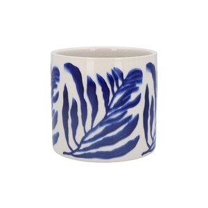 Op de afbeelding: Een cilindrische keramische container met een crèmekleurige basis en een herhalend patroon van blauwe bladachtige ontwerpen. De container is waarschijnlijk een decoratief item, zoals een vaas of een pennenhouder.