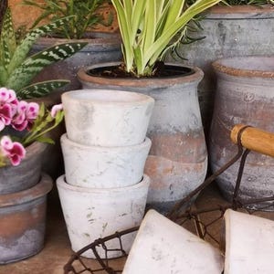 Könnte beinhalten: Ein Set aus drei Keramikbehältern mit Deckeln, mit einem blau-weißen Blumenmuster. Die Behälter sind unterschiedlich groß, der größte misst etwa 20 cm in der Höhe. Sie sind auf einer weißen Oberfläche angeordnet.