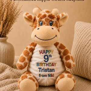 Könnte beinhalten: Ein Plüsch-Giraffenspielzeug mit braunen und hellbraunen Flecken, das auf seinem cremefarbenen Bauch die Stickerei trägt: Personalised Zippie Giraffe Keepsake, HAPPY 9th BIRTHDAY Tristan from Niki. Die Giraffe hat blaue Augen und kleine Hörner.
