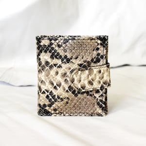 Cartera Bitty de piel de serpiente