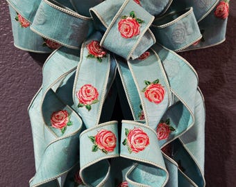 Lazo grande hecho a mano de color verde azulado suave con forma de rosa / Lazo floral bordado
