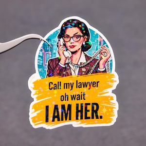 Könnte beinhalten: Ein Aufkleber mit einer Pop-Art-Illustration einer Frau mit Brille und Anzug, die ein Telefon hält. Der Aufkleber hat den Text "Call my lawyer oh wait I AM HER."