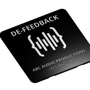 Pode incluir: Quadrado preto com cantos arredondados com o texto branco "DE-FEEDBACK". Abaixo, um gráfico de forma de onda de áudio estilizado em branco. As palavras "ABC AUDIO PRODUCTIONS" e um número de telefone também estão presentes.