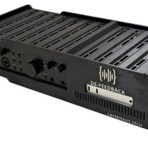Könnte beinhalten: Ein schwarzes Rack-Audio-Gerät mit strukturierter Oberfläche, mehreren Eingangsanschlüssen, Drehreglern und Lüftungsschlitzen. Die Frontplatte zeigt den Text DE-FEEDBACK mit einem Schallwellensymbol und die Webadresse LAYERHAUS.TECH.