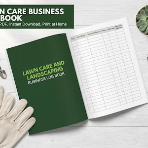 Op de afbeelding: Een groen logboek voor gazononderhoudbedrijven met de tekst "LAWN CARE BUSINESS LOG BOOK" en "LAWN CARE AND LANDSCAPING BUSINESS LOG BOOK". Het open boek toont gelinieerde pagina's voor het registreren van klantinformatie. Een pen, sleutels, handschoenen en een kleine plant zijn ook zichtbaar.