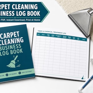Op de afbeelding: Een turquoise zakelijk logboek getiteld "Carpet Cleaning Business Log Book" met een schoonmaakborstelafbeelding. Het boek is open op een lege pagina met een schoonmaaklogboek. Een tapijtreinigingsmachine, een spuitfles, een pen en een handdoek zijn ook aanwezig.