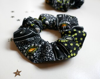 Dancing Spirit Art Scrunchie - Scrunchy Bun Wrap Hair Tie - Australian Aboriginal Indigenous Art - Charcoal, White, Yellow