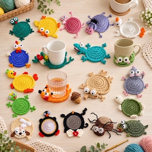 Puede incluir: Una colección de posavasos redondos de ganchillo con temática animal que representan diversas criaturas, como ranas, tortugas, pollos y arañas en colores vivos. Algunos posavasos sirven de base para tazas y vasos.