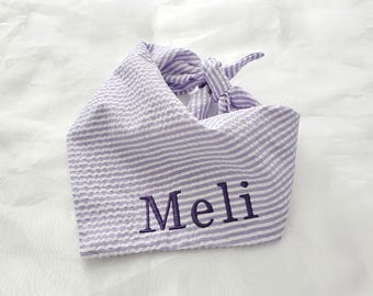 Pañuelo para perro de seersucker morado a rayas con bordado personalizado – Accesorio de algodón hecho a mano para mascotas