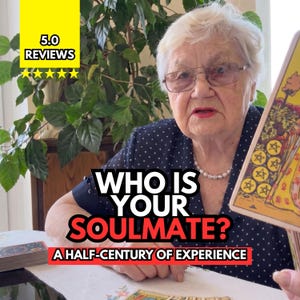 Könnte beinhalten: Eine Person in einem schwarzen Hemd mit weißen Punkten und einer Perlenkette hält eine Tarotkarte. Der Text auf dem Bild lautet 5.0 REVIEWS, WHO IS YOUR SOULMATE? und A HALF-CENTURY OF EXPERIENCE. Ein Stapel Tarotkarten liegt auf dem Tisch.