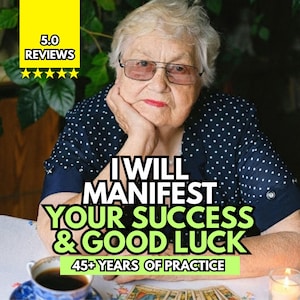 Op de afbeelding: Een ouder persoon met kort wit haar en een bril draagt een marineblauw overhemd met witte stippen. De tekst luidt: 5.0 REVIEWS, I WILL MANIFEST YOUR SUCCESS & GOOD LUCK, 45+ YEARS OF PRACTICE. Een kopje met donkere vloeistof en tarotkaarten liggen op tafel.
