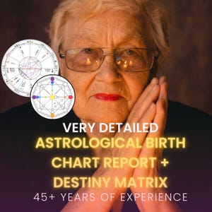 Può includere: Una persona anziana con occhiali e rossetto rosso, mani giunte, e due carte astrologiche sullo sfondo. Il testo recita: "VERY DETAILED ASTROLOGICAL BIRTH CHART REPORT + DESTINY MATRIX 45+ YEARS OF EXPERIENCE."