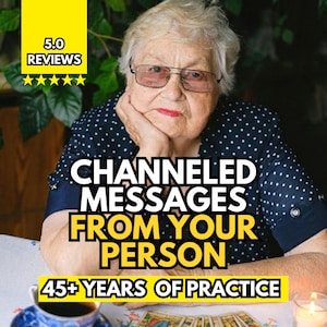 Op de afbeelding: Een ouder persoon met kort wit haar en een bril draagt een marineblauw overhemd met witte stippen. Tekstoverlays tonen 5.0 REVIEWS, CHANNELED MESSAGES FROM YOUR PERSON en 45+ YEARS OF PRACTICE. Een kopje en tarotkaarten zijn zichtbaar.