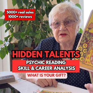 Może przedstawiać: Starsza osoba z białymi włosami i w okularach trzyma kartę tarota. Napisy na obrazie: 5000+ real sales, 1000+ reviews, HIDDEN TALENTS, PSYCHIC READING, SKILL & CAREER ANALYSIS, WHAT IS YOUR GIFT? Talia kart znajduje się na białym stole.