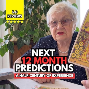 Pode incluir: Uma pessoa idosa de óculos e camisa preta de bolinhas segura uma carta de tarô. O texto sobreposto diz 5.0 REVIEWS, NEXT 12 MONTH PREDICTIONS e A HALF-CENTURY OF EXPERIENCE. Um baralho de tarô está sobre uma superfície branca com uma planta.