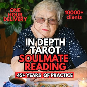 Può includere: Annuncio di letture di tarocchi con una donna anziana con gli occhiali. Il testo include "Consegna in un'ora", "Lettura approfondita dei tarocchi dell'anima gemella", "45+ anni di pratica" e "10000+ clienti". Sono visibili una tazza di caffè e carte dei tarocchi.