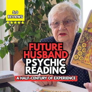 Può includere: Un servizio di lettura psichica con una persona in camicia nera a pois che tiene una carta dei tarocchi. Le scritte includono 5.0 REVIEWS, FUTURE HUSBAND PSYCHIC READING e A HALF-CENTURY OF EXPERIENCE. Un mazzo di tarocchi è sul tavolo.