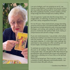 Puede incluir: Una persona mayor con cabello blanco y gafas sostiene una carta del tarot del Nueve de Oros. La carta muestra una figura con una t&uacute;nica amarilla en un jard&iacute;n. Junto a la imagen hay un bloque de texto que presenta a Grandma Irena Medium.