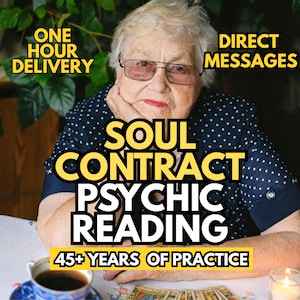 以下が含まれることがあります： メガネをかけた老婦人の画像で、テキストが重ねられています。テキストは「SOUL CONTRACT PSYCHIC READING」と「45+ YEARS OF PRACTICE」と書かれています。追加のテキストには「ONE HOUR DELIVERY」と「DIRECT MESSAGES」が含まれています。コーヒーカップとタロットカードが見えます。