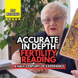 Peut inclure: Une personne âgée portant des lunettes et une chemise à pois foncée tient une carte de tarot illustrée du dix de deniers. Le texte sur l'image indique 5.0 REVIEWS, ACCURATE IN DEPTH FERTILITY READING et A HALF-CENTURY OF EXPERIENCE.