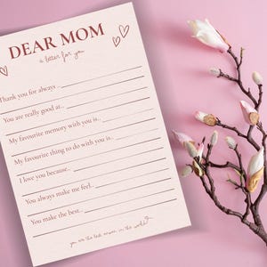 Könnte beinhalten: Ein hellrosa Ausfüllbrief für Mama mit dem Text "DEAR MOM a letter for you". Der Brief enthält Aufforderungen wie "Danke für immer..." und "Ich liebe dich, weil...". Der Brief ist mit kleinen Herzillustrationen verziert.