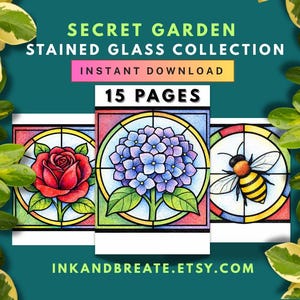 Op de afbeelding: De afbeelding toont een "Secret Garden Stained Glass Collection" met drie kleurrijke illustraties: een rode roos, een paarse hortensia en een bij. De tekst "Direct downloaden" en "15 pagina's" zijn ook zichtbaar. De Etsy shop URL is inbegrepen.