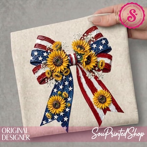 Puede incluir: Un diseño de lazo patriótico con rayas rojas y blancas y secciones azules con estrellas blancas, adornado con girasoles amarillos. El fondo es neutro. Se ven las palabras "Original Designer" y "SouPrinted Shop".