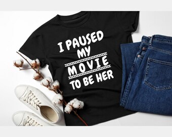 Camiseta "Pausé mi película", humor divertido para introvertidos, camiseta gráfica para amantes del cine.