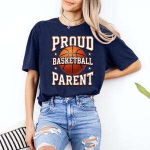 Puede incluir: Un letrero de madera rústico con el texto "Welcome to our home" en un estilo manuscrito. El letrero es rectangular, con un acabado envejecido y un diseño sencillo y acogedor, ideal para la decoración del hogar.