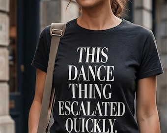 Camiseta con cita divertida sobre un baile que escaló rápidamente; Humor minimalista de memes, fiesta incómoda, caos, dicho
